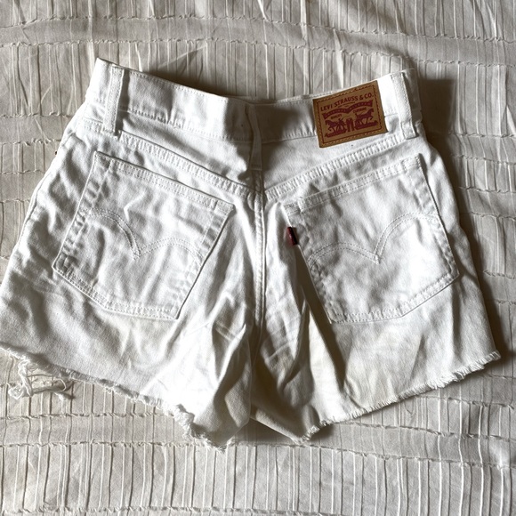 Levi’s White Jean Shorts - Picture 5 of 7